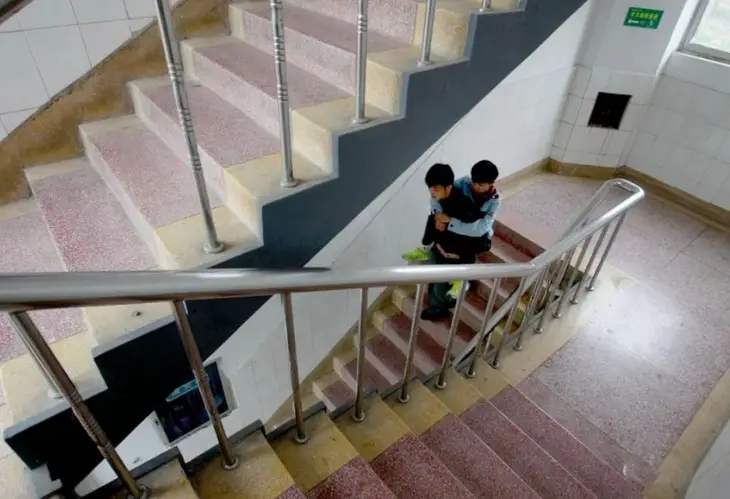 Xie-el-estudiante-que-ha-cargado-durante-3-años-a-su-amigo-11-730x499