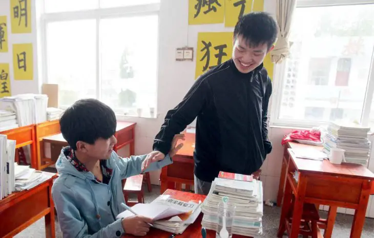 Xie-el-estudiante-que-ha-cargado-durante-3-años-a-su-amigo-2-730x466