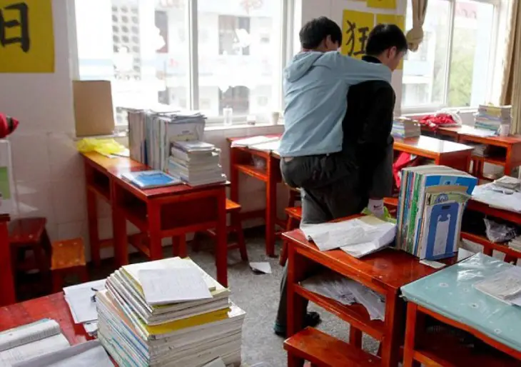 Xie-el-estudiante-que-ha-cargado-durante-3-años-a-su-amigo-4-730x514