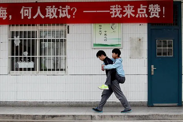 Xie-el-estudiante-que-ha-cargado-durante-3-años-a-su-amigo-5