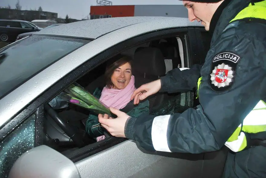 policia-lituania-flores-dia-internacional-mujeres-10