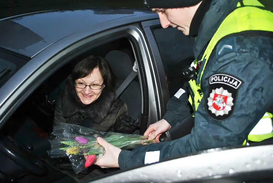 policia-lituania-flores-dia-internacional-mujeres-11