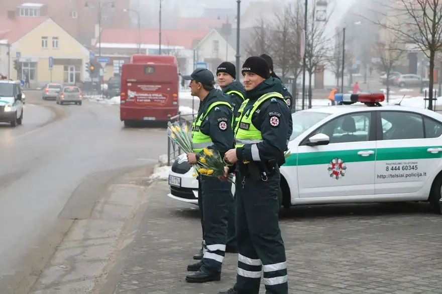 policia-lituania-flores-dia-internacional-mujeres-2
