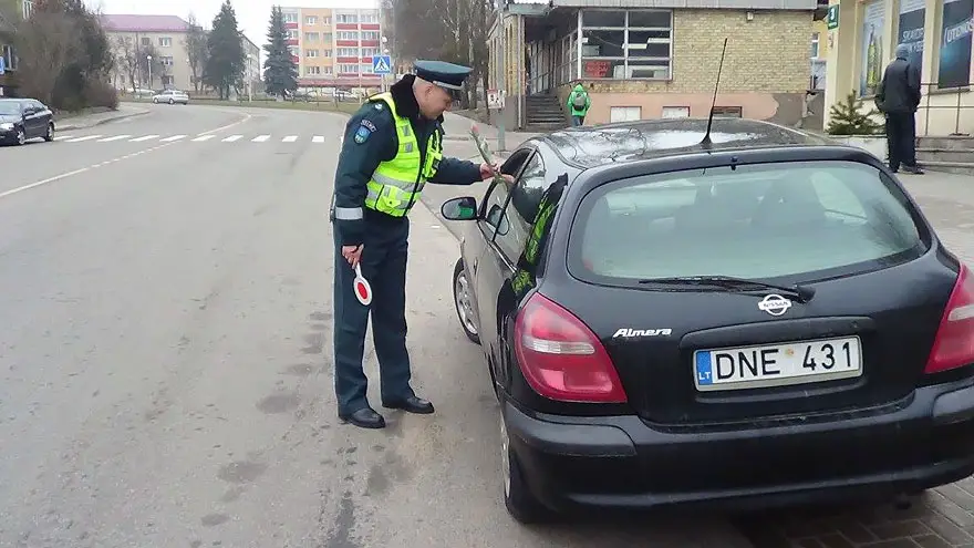 policia-lituania-flores-dia-internacional-mujeres-3