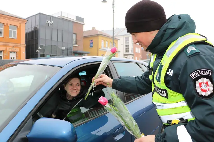 policia-lituania-flores-dia-internacional-mujeres-5