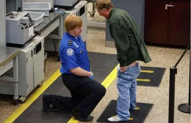 times_when_airport_security_workers_made_it_very_embarrassing_for_some_people_640_01