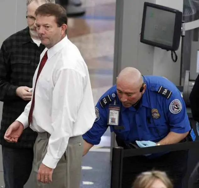 times_when_airport_security_workers_made_it_very_embarrassing_for_some_people_640_18