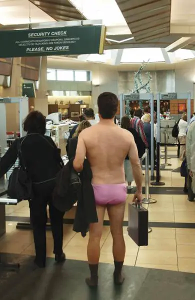 times_when_airport_security_workers_made_it_very_embarrassing_for_some_people_640_32