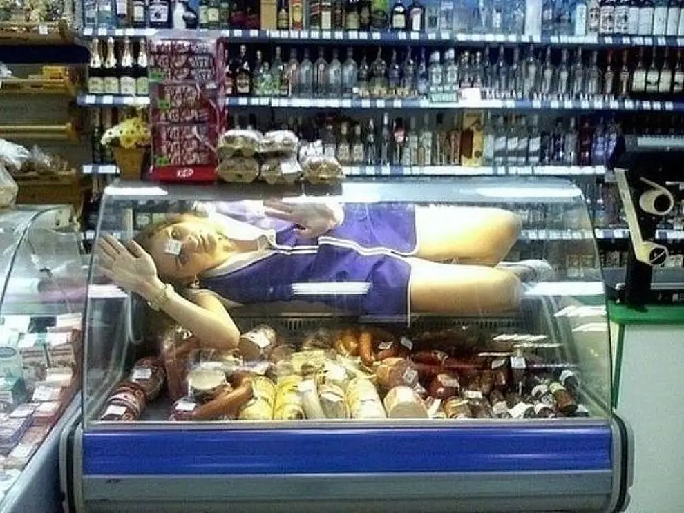 Красивая продавщица горячо мастурбирует бананом на работе