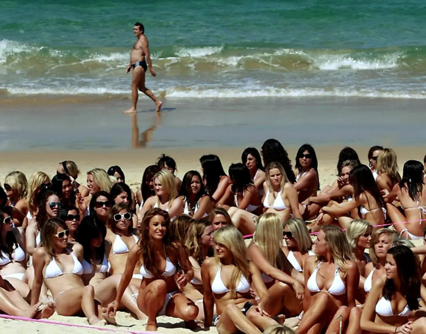 На нудистском пляже было много красивых девушек которые попали на камеру