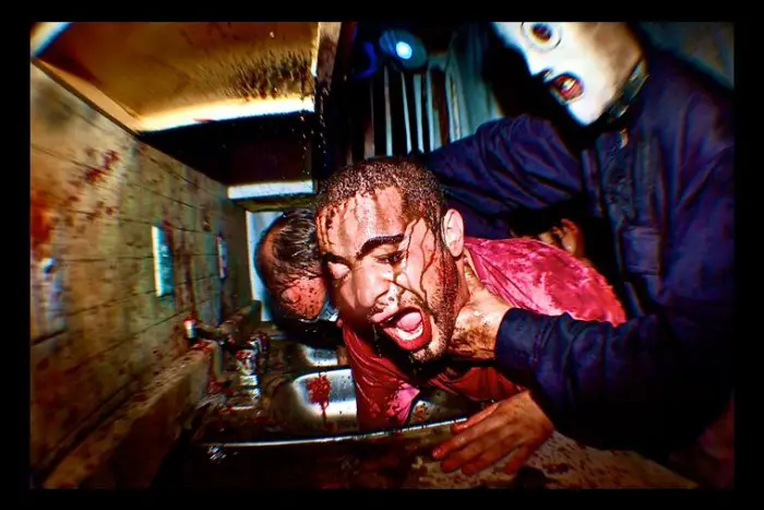 Te paralizarás del MIEDO cuando recorras la casa del terror más extrema