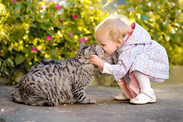 kids-with-cats-81__605