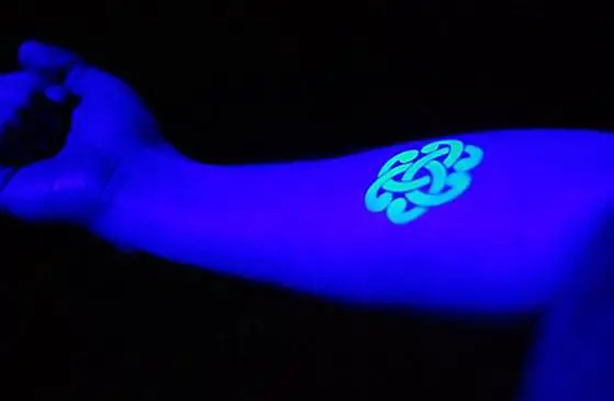los-9-tatuajes-fluorescentes-mas-originales-que-brillan-en-la-oscuridad_6