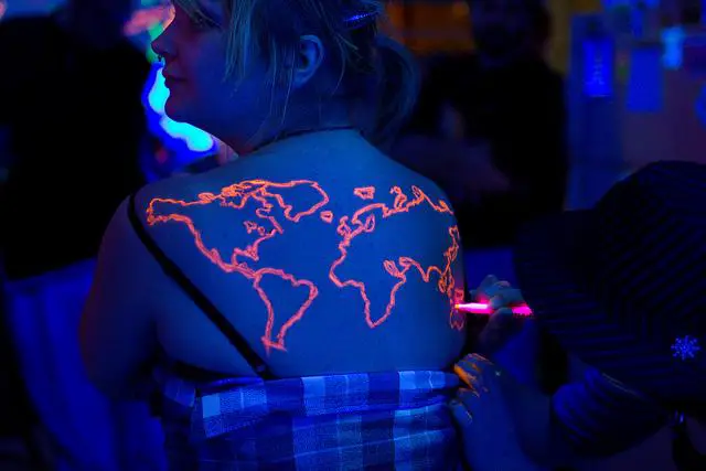 los-9-tatuajes-fluorescentes-mas-originales-que-brillan-en-la-oscuridad_8