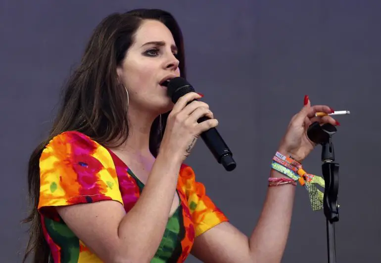 449730-lana-del-rey-performs-on-the-pyramid-stage-at-worthy-farm-in-somerset-