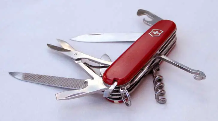 Swiss_army_knife_open_20050612_cropped-1