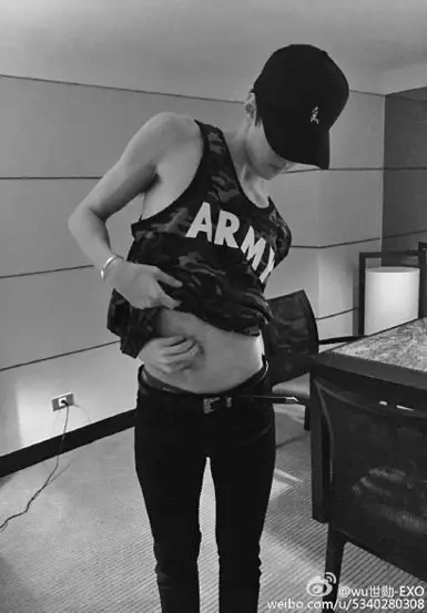 exo-sehun-shows-off-flat-stomach-touches-his-belly-button-photo-20150612