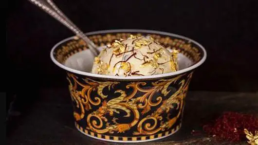 Solo-en-Dubai-puedes-encontrar-este-helado-de-817-dólares-hecho-de-oro-de-23-quilates-y-algo-de-saffron.
