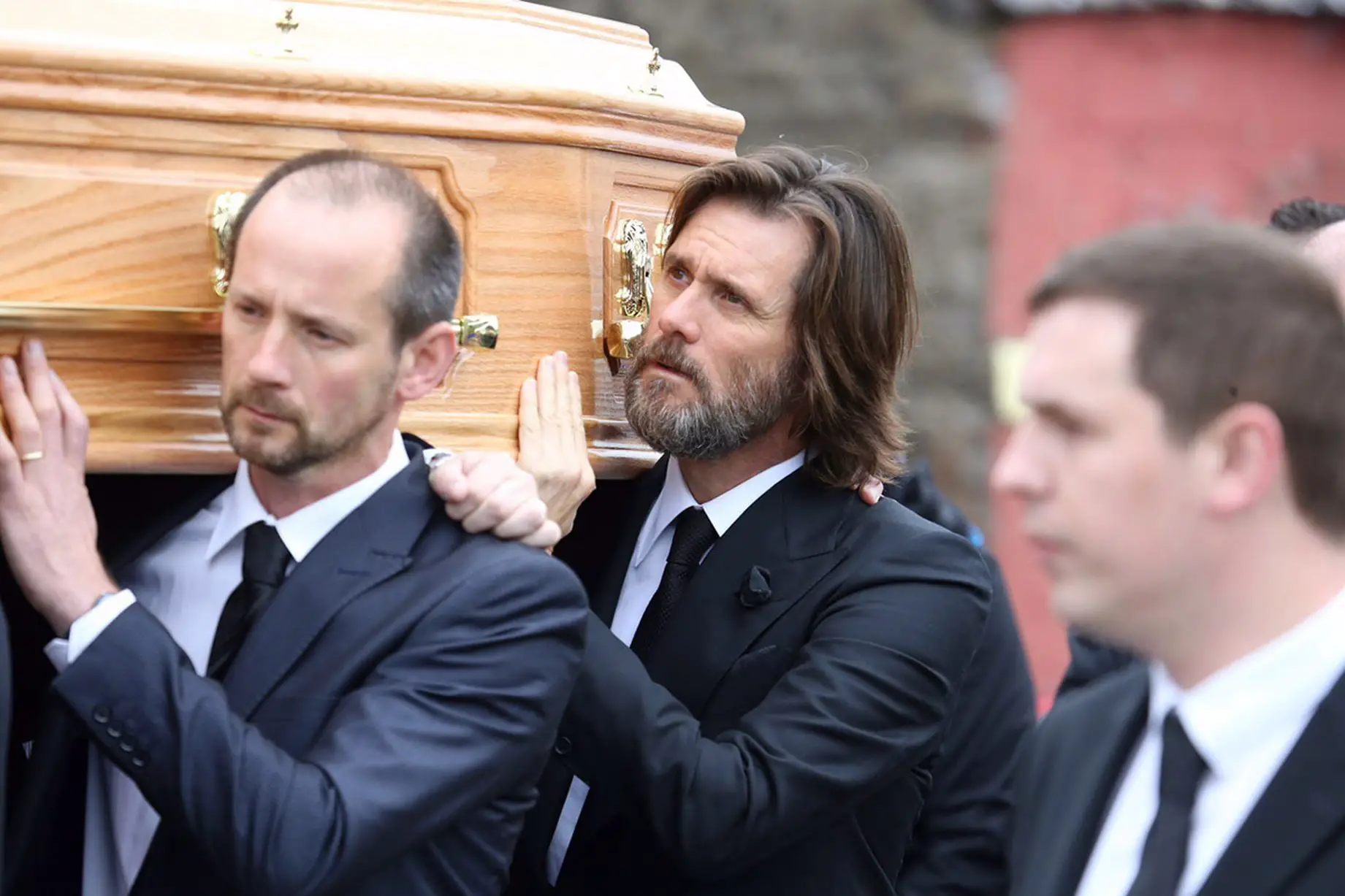 Jim-Carrey-Carries-The-Coffin-Of-Ex-Girlfriend-Catriona-White-at-her-funeral-in-Ireland