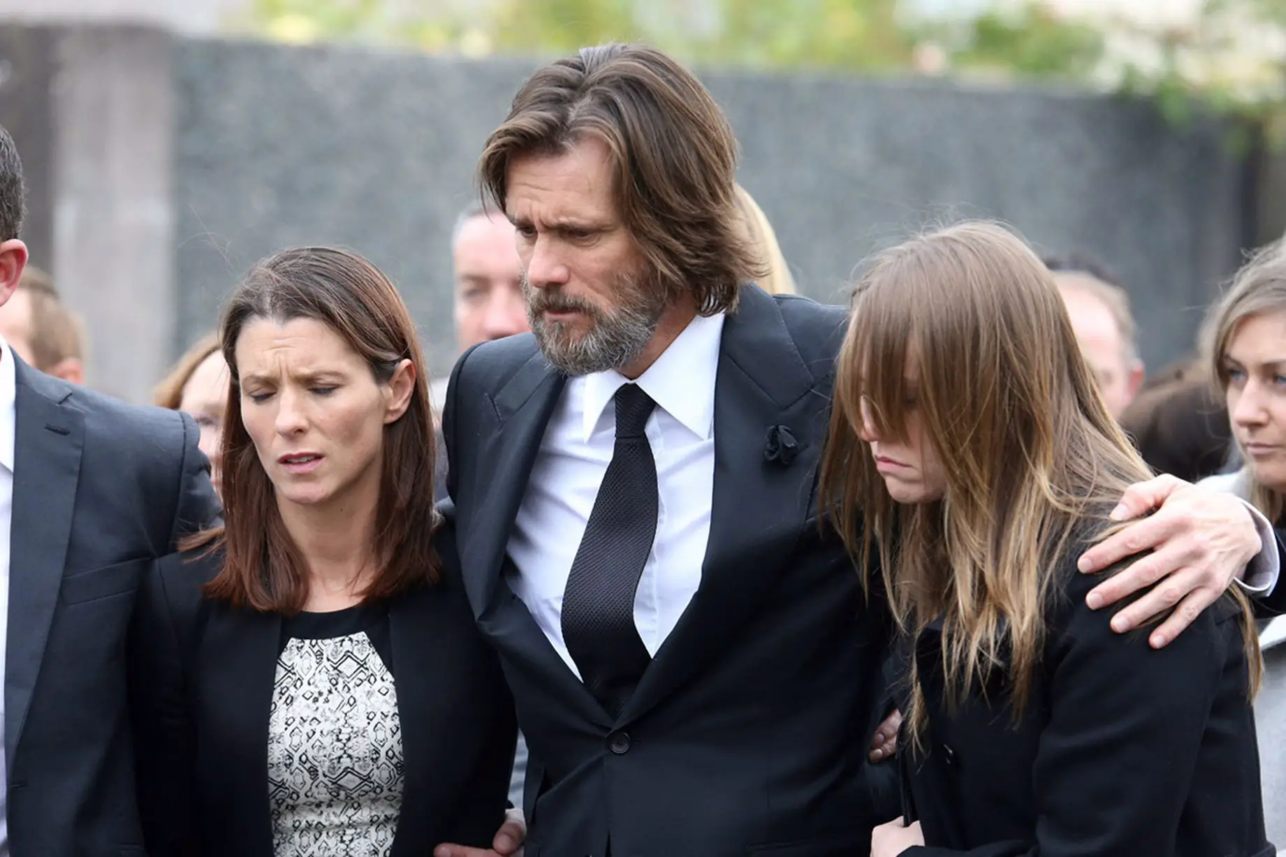 Jim-Carrey-Carries-The-Coffin-Of-Ex-Girlfriend-Catriona-White