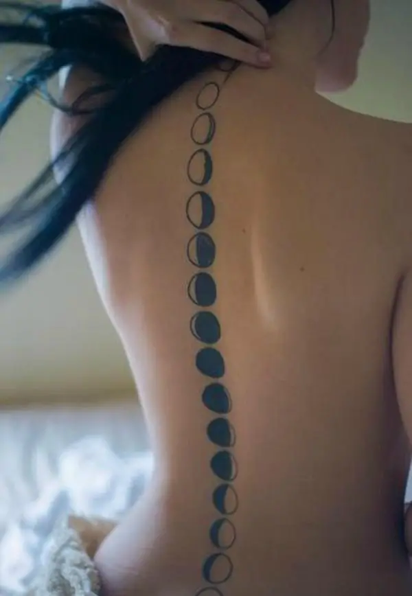 22 Tatuajes en la espalda para aquellas que NO le temen al