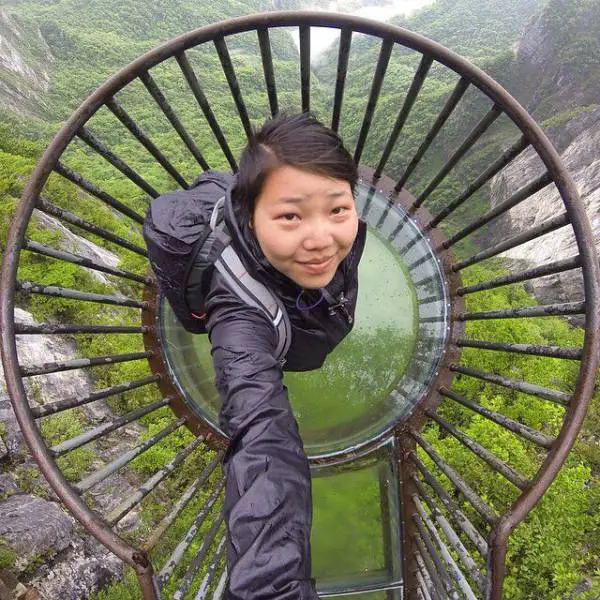 these_extreme_selfies_are_a_little_insane_640_06