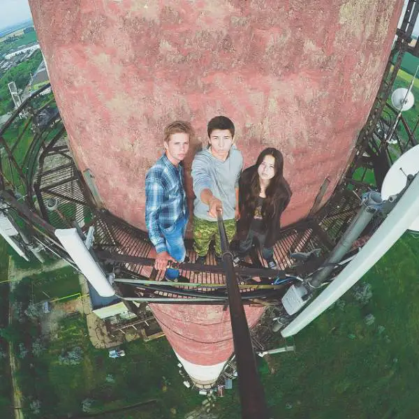 these_extreme_selfies_are_a_little_insane_640_09