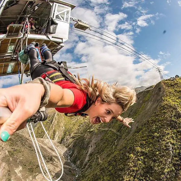 these_extreme_selfies_are_a_little_insane_640_22