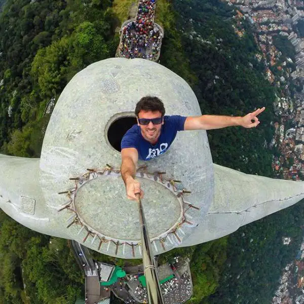 these_extreme_selfies_are_a_little_insane_640_23
