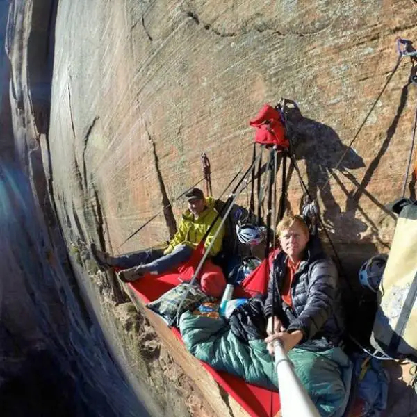 these_extreme_selfies_are_a_little_insane_640_24