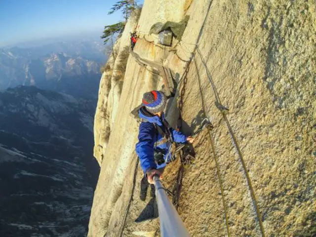 these_extreme_selfies_are_a_little_insane_640_30