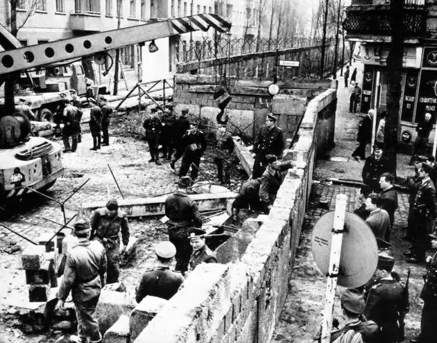 historical-photos-pt6-construction-of-berlin-wall-1961