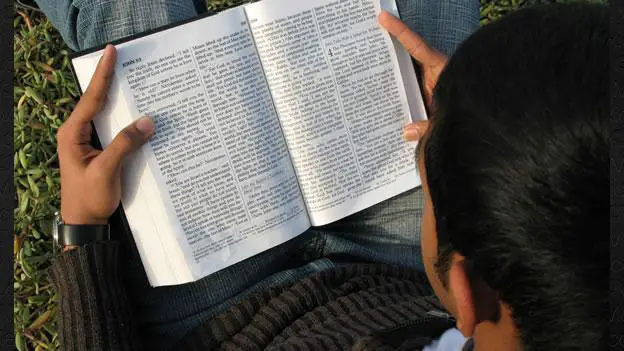 sxc-biblia-lectura-instrucciones-nino