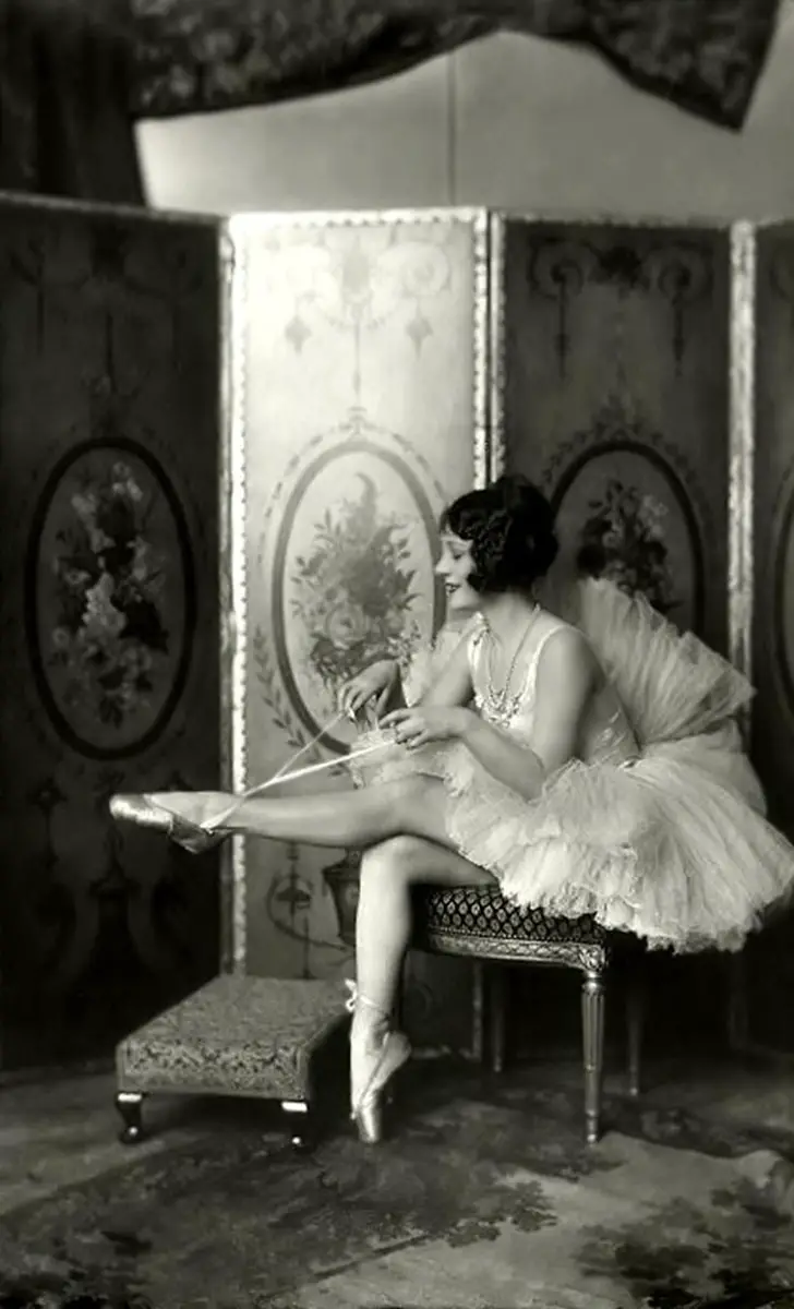 Ziegfeld Model - Non-Risque - by Alfred Cheney Johnston