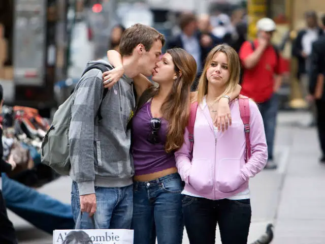 how_awkward_it_is_to_be_the_third_wheel_640_40