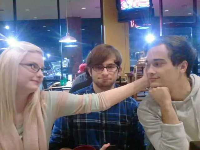 how_awkward_it_is_to_be_the_third_wheel_640_41