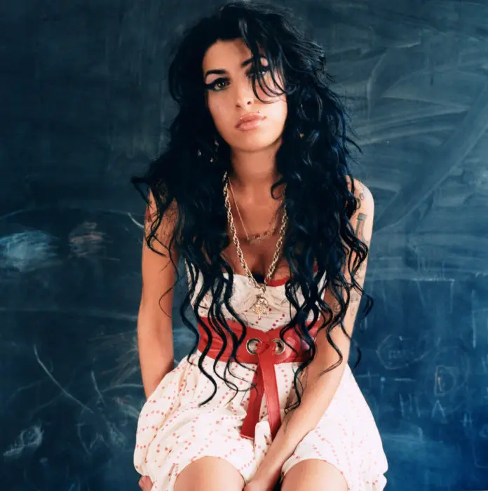 Amy-Winehouse-4-696x700
