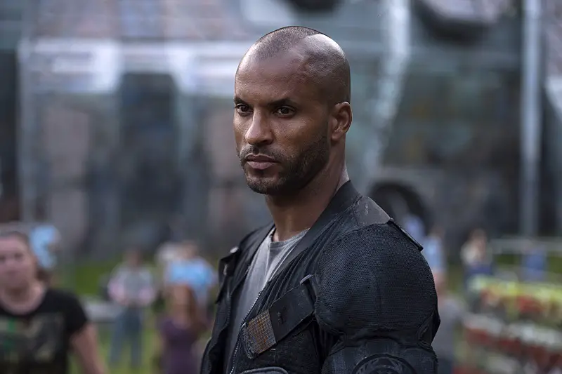 The-100-season-3-premiere-Wanheda-Part-1-still-Ricky-Whittle-Lincoln