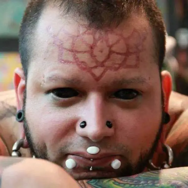 people_who_decided_theyd_look_better_with_cringeinducing_body_modifications_640_11