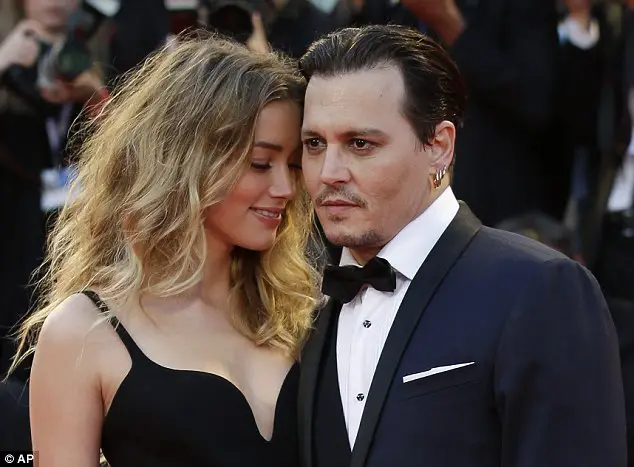 2BFAA45400000578-3222728-Smitten_Johnny_Depp_52_and_Amber_Heard_29_looked_every_inch_the_-m-99_1441399877127