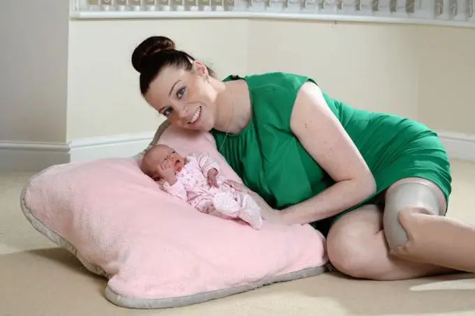 PRESS PEOPLE PIC BY MICHAEL BAISTER ONE USE ONLY NO SYNDICATION HANNAH CAMPBELL, 29 WITH DAUGHTER LEXI-RIVER McMORROW 5 DAYS OLD
