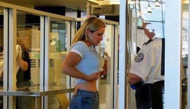 times_when_airport_security_workers_made_it_very_embarrassing_for_some_people_640_05