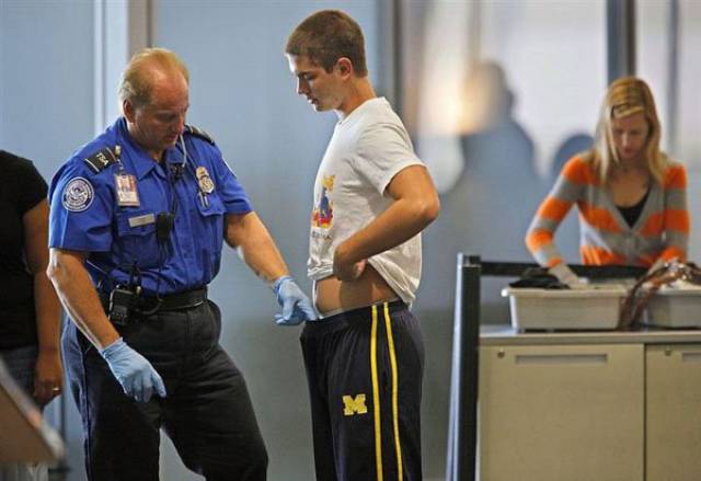 times_when_airport_security_workers_made_it_very_embarrassing_for_some_people_640_13