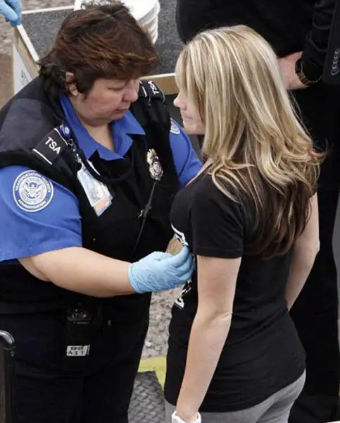 times_when_airport_security_workers_made_it_very_embarrassing_for_some_people_640_22