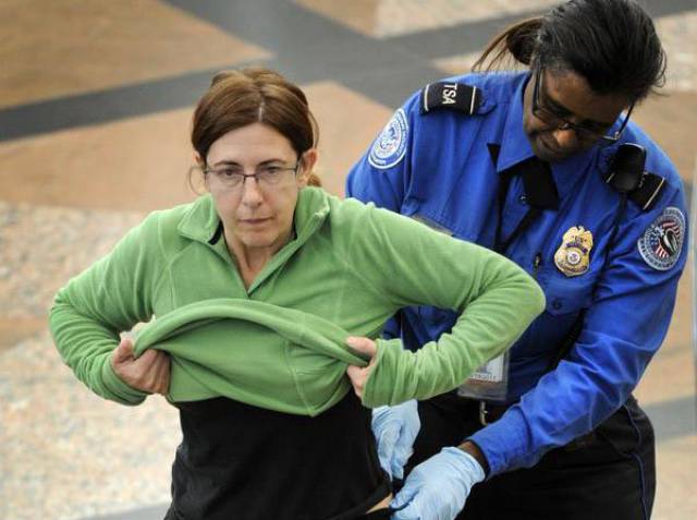 times_when_airport_security_workers_made_it_very_embarrassing_for_some_people_640_23