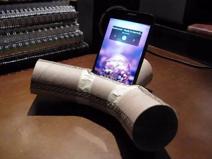 8-toilet-paper-rolls-dont-work-as-phone-speakers-2