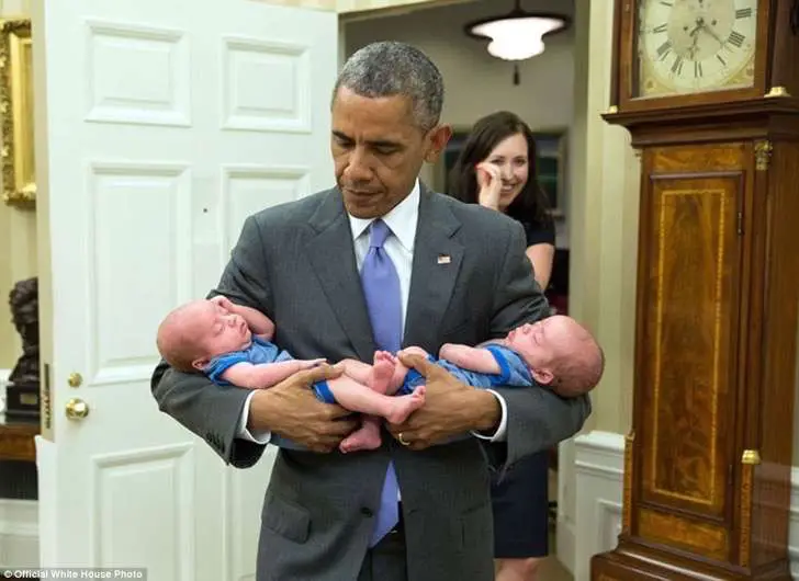 3a3f921c00000578-3926100-june_17_2015_the_president_carries_the_twin_boys_of_katie_beirne-a-19_1478871703807-2