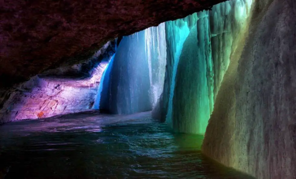 interesting-pictures-frozen-waterfall