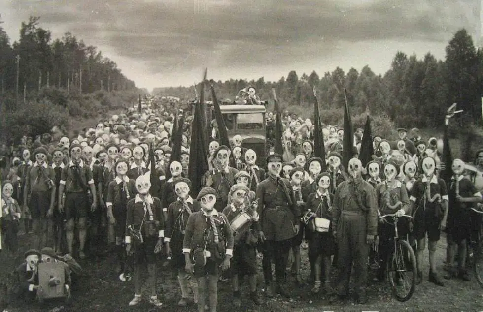 interesting-pictures-gas-mask-town