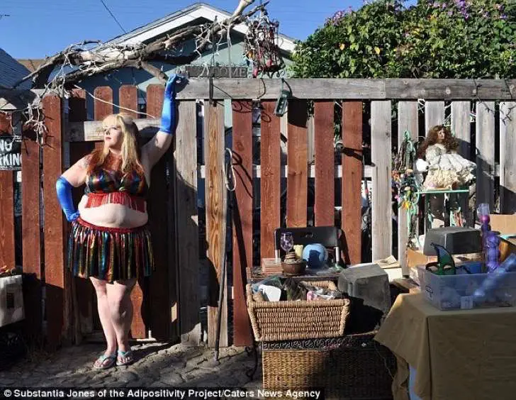 3af3891600000578-3993448-one_model_proudly_displays_her_curves_at_a_yard_sale_in_los_ange-a-18_1480690846554-2
